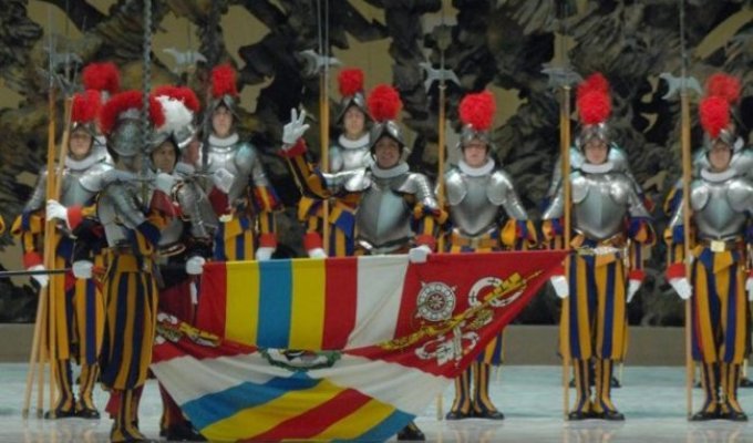 Армия в Ватикане (4 фото)