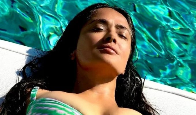 Hot Salma Hayek meets August 1 (4 photos + video)