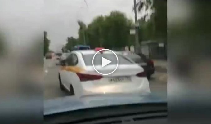 Таксист-борцуха напал на женщину за рулем