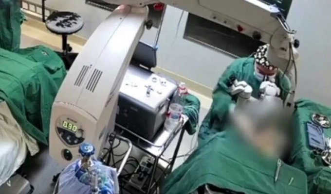Doctor hit 82-year-old patient in the face three times during surgery (4 photos + 1 video)
