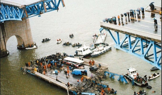 Обрушение моста Сонсу Тегё в столице Южной Кореи (8 фото + 1 видео)