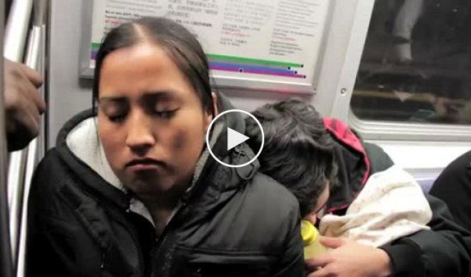 Парень бросает ребенка на пол в метро (english)
