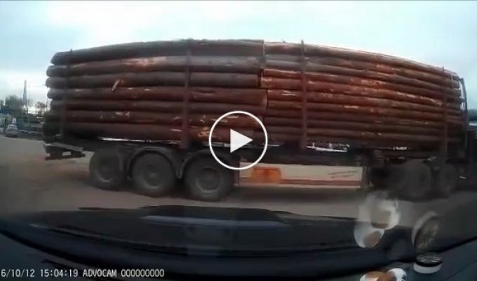 A resident of Spirovo jumped on the move and stopped a huge uncontrollable timber truck