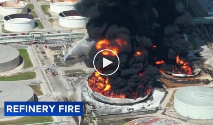 Two storage tanks caught fire at the Marathon Petroleum refinery in south Louisiana