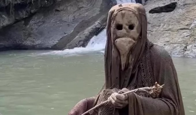 Guards a sacred waterfall: blogger shows "the scariest tribe" in unusual clothes (2 photos + 1 video)