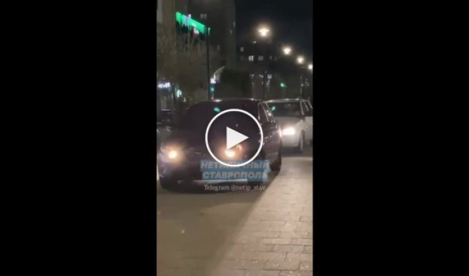В Ставрополе автохам заехал на тротуар и избил пенсионера за сделанное замечание