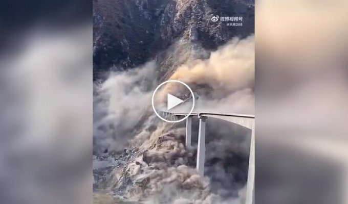 В Китае из-за оползня частично обрушился мост