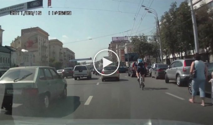 Велосипедист засмотрелся на девушек и попал в аварию