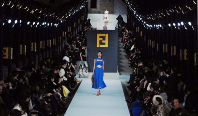  Показы моды в Китае - Fendi и Pierre Cardin (18 Фото)