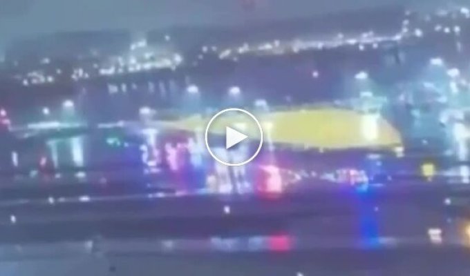 В США самолет врезался в пожарную машину в аэропорту