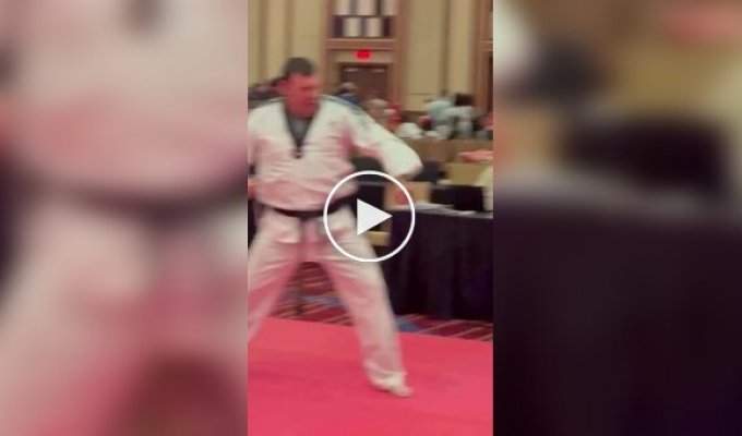 В США показали, как сдают странный экзамен по боевым искусствам на уровень «эксперт»