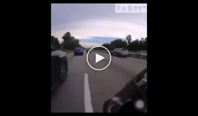Китаец, снимая зрелищный заезд, неожиданно попал в кадр без мотоцикла