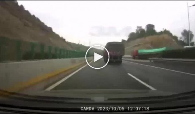 Вантажівка перекинулася і засинала дорогу хімікатами в КНР