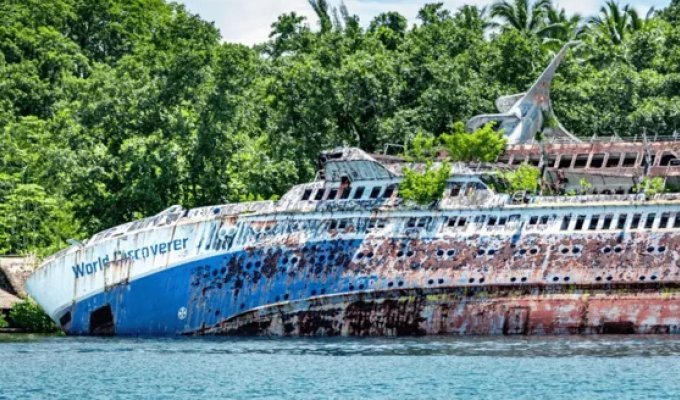 Ghost ship: a 40 million pound cruise liner was left to rot near a paradise island (3 photos + 1 video)