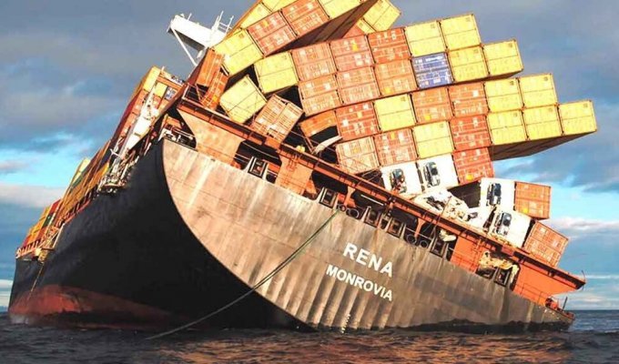 What happens when a cargo container falls off a ship? Is it returned or abandoned in the ocean? (5 photos)