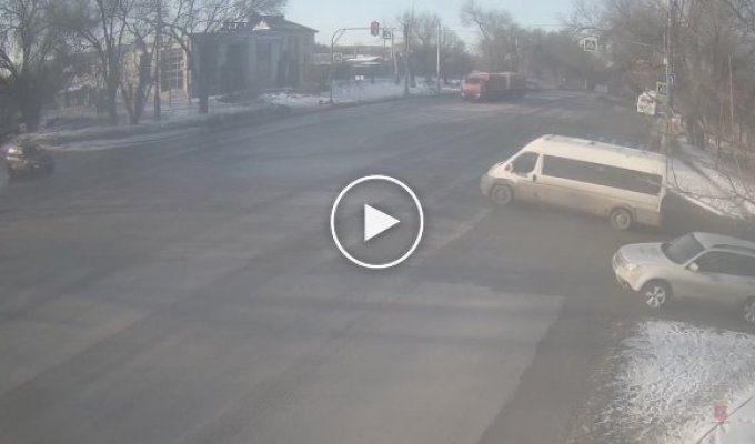 Авария с «КамАЗом» и маршруткой в Волгограде