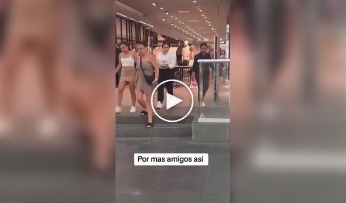 Мужчины скрасили себе минуты ожидания жен в торговом центре