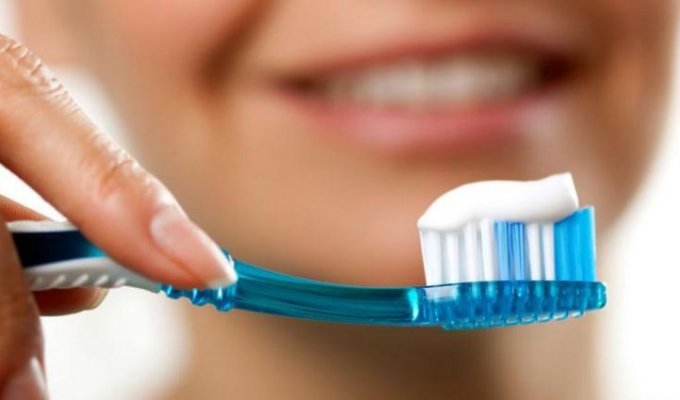 Доказано, что ваша зубная щетка имеет 60%-ый шанс содержать ваши фекалии (3 фото)