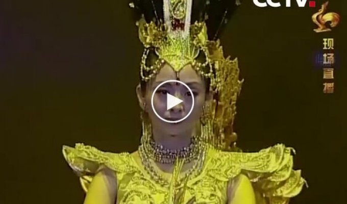 Танець тисячорукою богині милосердя Гуаньінь