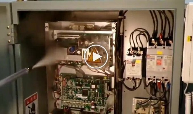 Cleaning the control cabinet under voltage