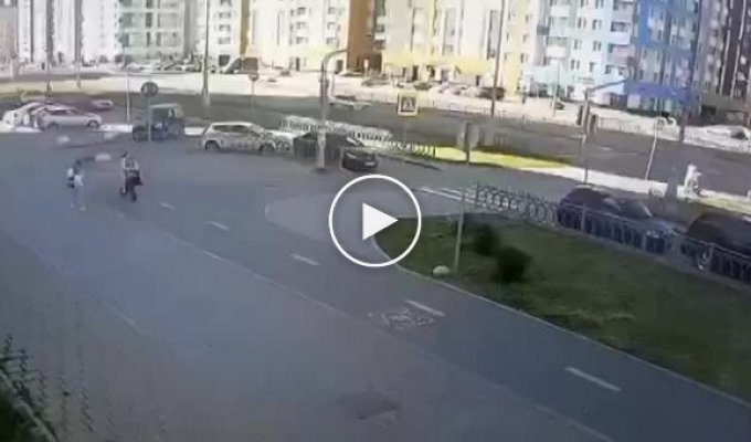 Претендентка на Мать года. В Екатеринбурге автомобиль сбил женщину с ребенком на электровелосипеде