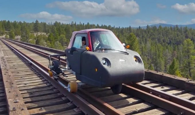Мужчина сделал из своего авто самодельный поезд: теперь вся железная дорога к его услугам (2 фото + 1 видео)