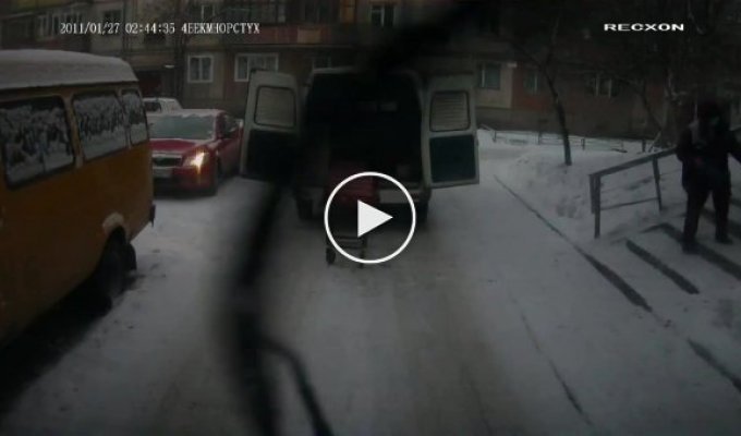 В Магнитогорске сотрудники скорой помощи спустили пациента с лестницы