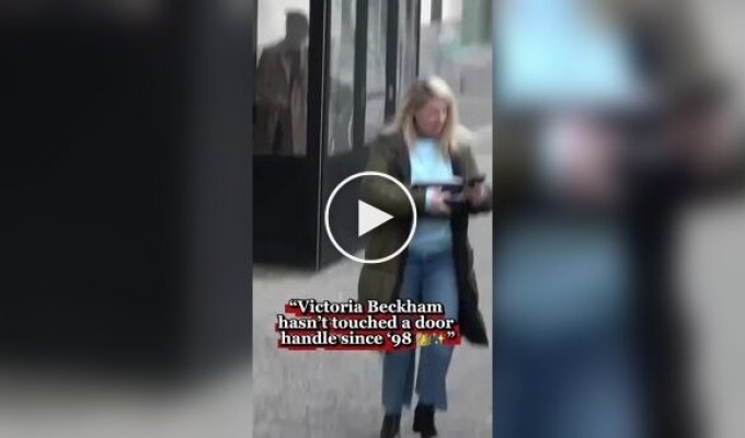 Виктория Бекхэм с 1998 года не трогает ручки дверей