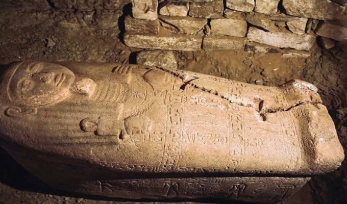В Саккаре найден 3300-летний саркофаг египетского «хранителя пирамид» из розового гранита (4 фото)