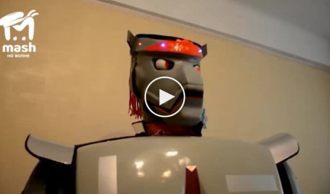 В Севастополе пенсионер продает робота, который рассказывает анекдоты