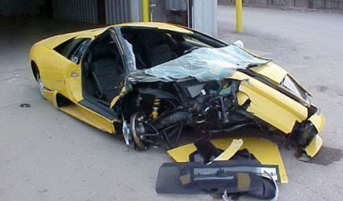 Разбитые суперкары, водители которых не пострадали (15 фото)