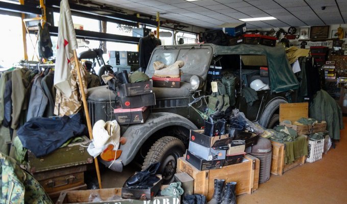 Магазин армейских товаров и музей одного нью-йоркского деда (25 фото)