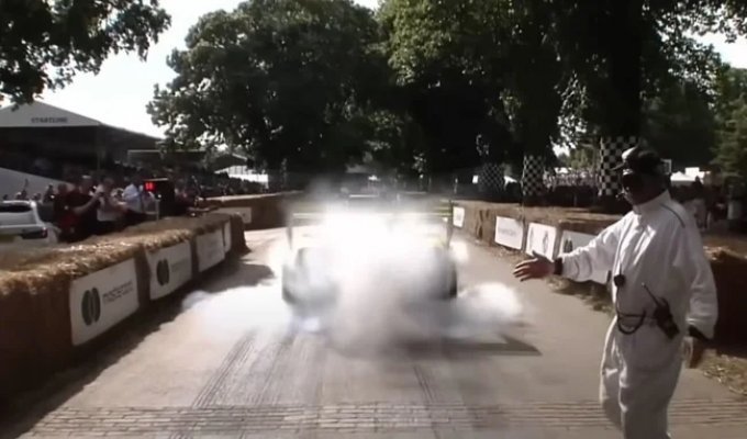 Суперкар Lotus за 2,3 миллиона долларов разбился сразу после старта (3 фото + 1 видео)