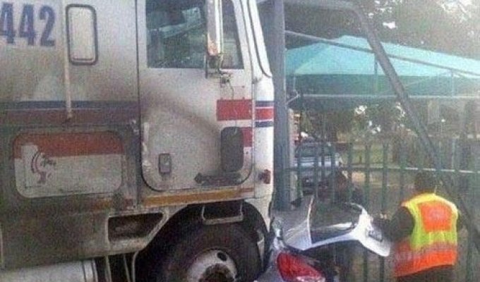 Многотонный грузовик превратил легковую машину в кусок мусора
