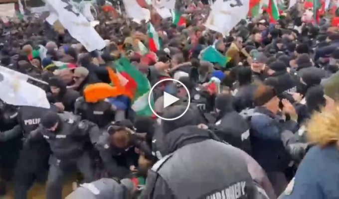 В Болгарии прошли жесткие протесты против введения ковид-сертификатов