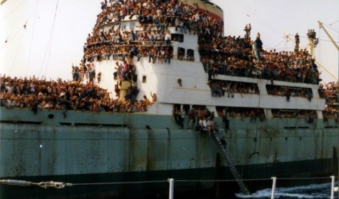 Вместимость корабля с нелегалами зависит только от их желания попасть в Европу (4 фото)