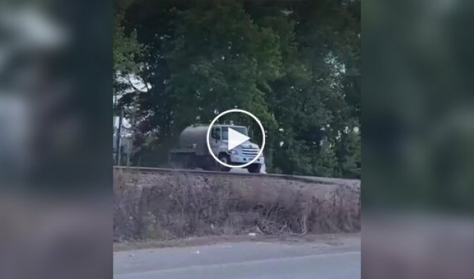 Ассенизаторскую машину эпично размазало поездом в США