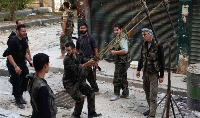 Самодельная рогатка сирийских повстанцев для запуска гранат (4 фото)