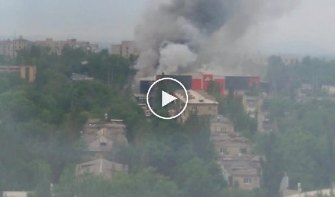 Боевики подпалили хоккейный комплекс Дружба в Донецке (майдан)
