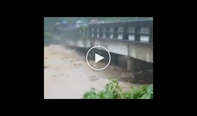 Таиланд. Наводнение привело к разрушению моста