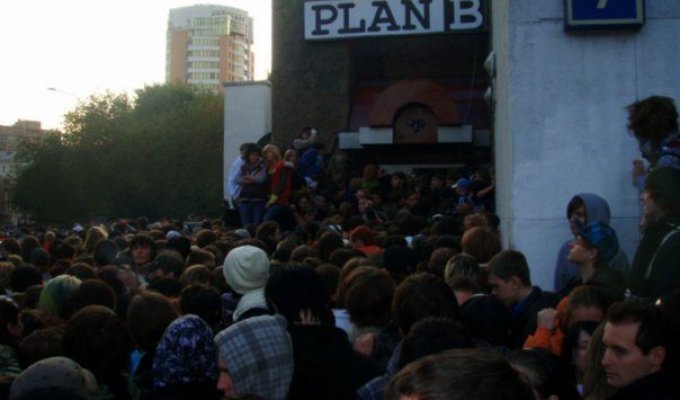 Толпа у входа в клуб PLAN B (40 фото)