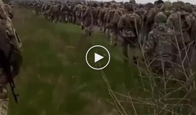 A large number of Ukrainian soldiers at the training ground