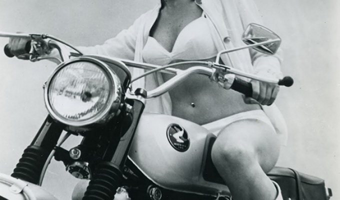 Винтажные фото девушек на мотоциклах (19 фото)
