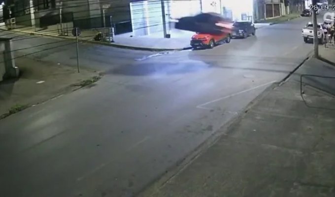 Полицейская погоня с полётом (2 фото + 1 видео)