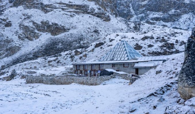 Laboratory frozen in time on Everest (5 photos + 1 video)