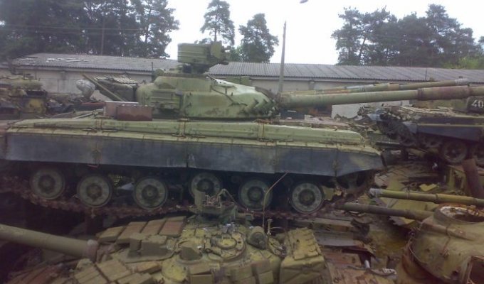 Tank cemetery in Kyiv (22 photos)