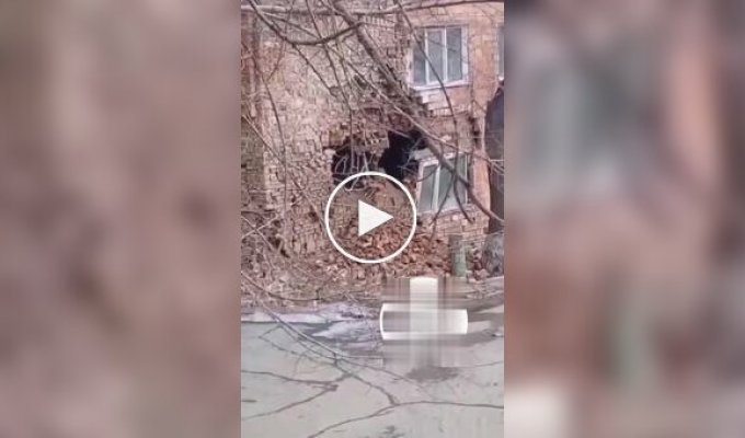 У Росії п'ятиповерховий гуртожиток обрушився на очі у очевидців