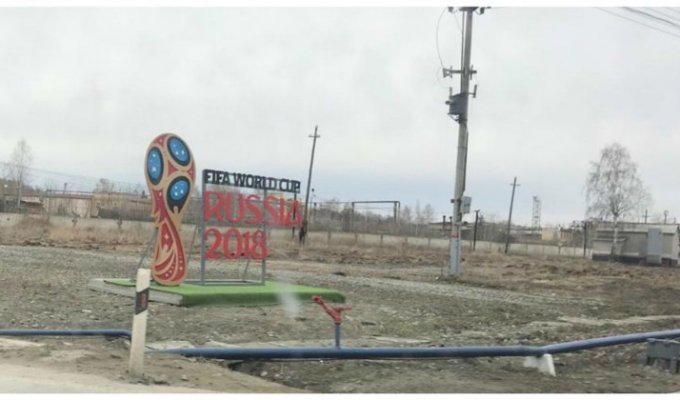 В Екатеринбурге чиновники нашли "лучшее" место для рекламы чемпионата мира по футболу (10 фото)