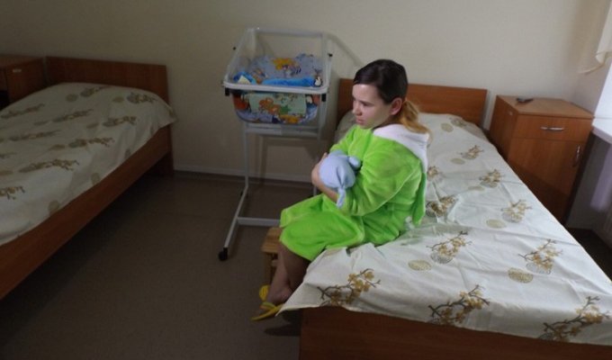 Tests of the Zaporozhye Thumbelina: Why a tiny orphan mother lives in a maternity hospital
