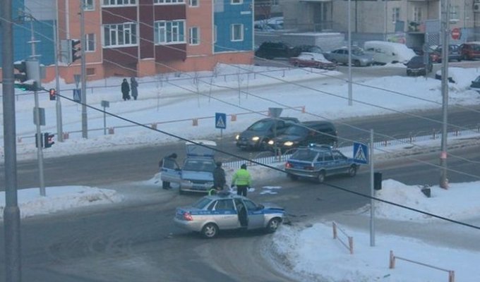 Авария двух полицейских автомобилей (2 фото)